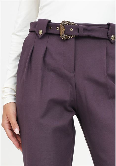 Pantalone elegante viola da donna con fibbia Baroque VERSACE JEANS COUTURE | 77HAA117N0394363